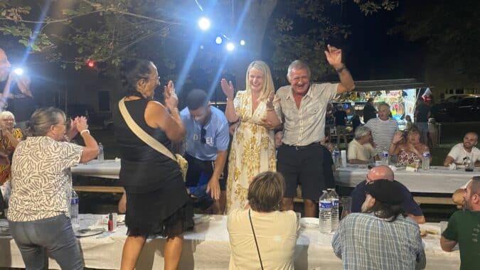 Madame le Maire au milieu de ses administrés participe à la joie de vivre du village