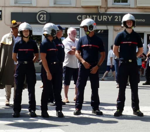 Présence des pompiers au monument aux morts .