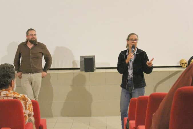 Sébastien Marzin directeur du Musée de l'Aurignacien, et Amélie Vialet paléoanthropologue, lors de la projection-débat de Tautavel, vivre en Europe avant Néandertal.
