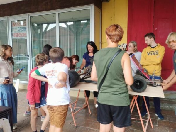 Atelier bricolage pour la caisse à savon de la MJC à l'Isle en Dodon.