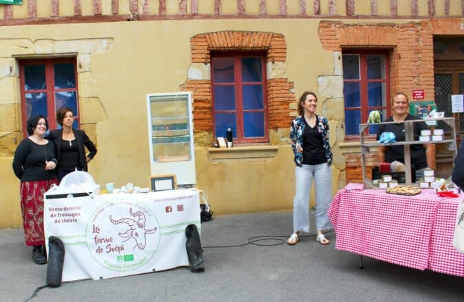 Une dégustation de produits locaux avec Evelyne (au centre) de l'Office de Tourisme à l'Isle en Dodon. (la Ferme de Soépi et Les Porcs noirs de Charlas).