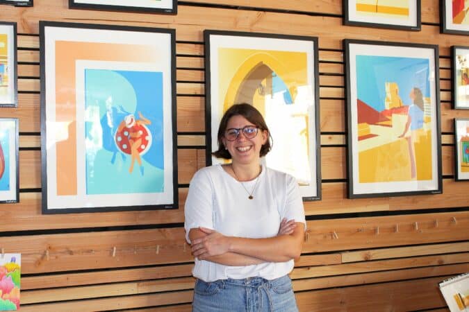 L'artiste Capucine Moulas, illustratrice graphiste, lors du vernissage de son exposition à la Cafetière.