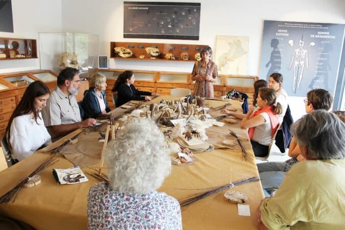 Atelier de vannerie sauvage au Musée de l'Aurignacien, avec Sabine Pianetti.