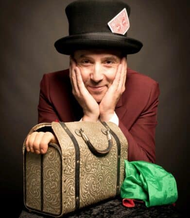 Un atelier pour découvrir les techniques de la magie mais pas seulement (Tachou la Magie, crédit photo Chenu).