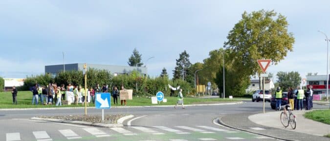 Dialogue correct entre manifestants et forces de l'ordre.