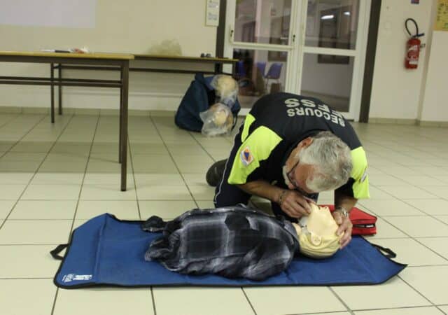 Avec René Prunet de la FFSS 65, une quinzaine de stagiaires ont appris les gestes de premiers secours.