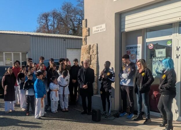 Les boussinois se sont rassemblés pour dévoiler la plaque en hommage à Johan Guet