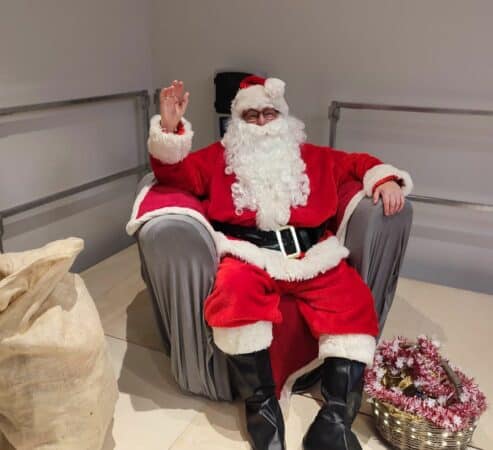 Le Père Noël en personne attend les enfants pour la fête à Charlas.