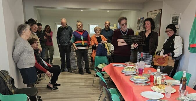Musique et banquet partagé au cours de Russe pour fêter Noël.