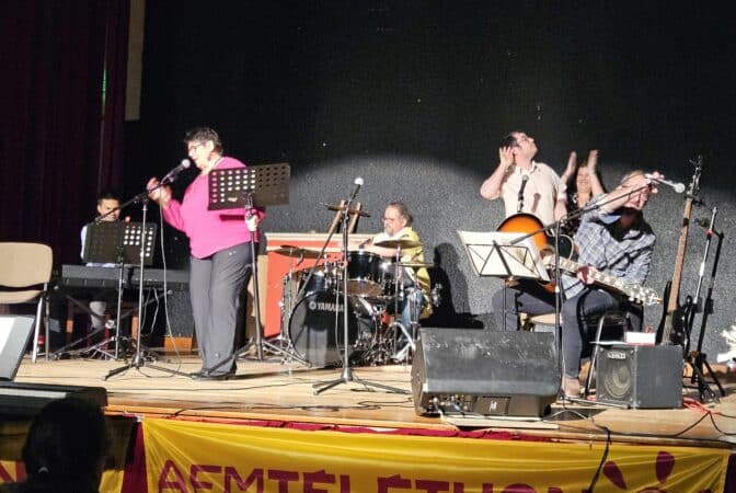 Trois jours associatifs pour le Téléthon à L'Isle en Dodon. Ici le spectacle chanté et dansé du dimanche.