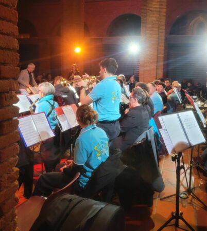 Une belle soirée sous la halle avec la New's Band et l'orchestre municipal Lèguevinois.