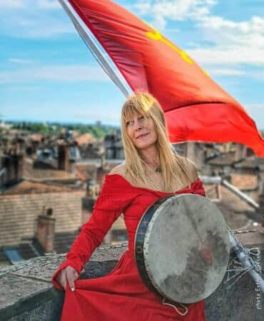 Estella, une artiste aux talents multiples.