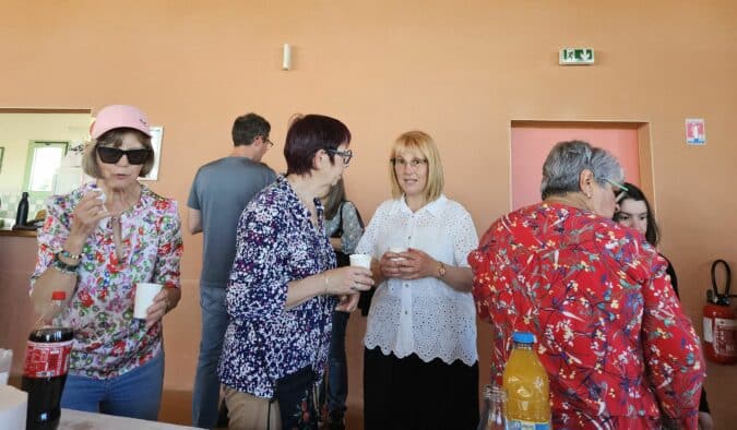 Christelle Gilloux, nouvelle maire de Mondilhan, lors de la journée de participation citoyenne dimanche 5 avril.