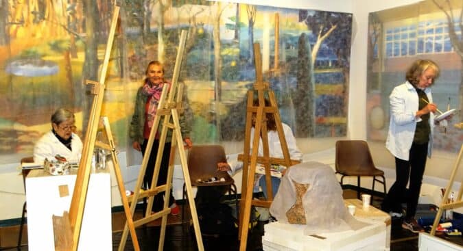 Des activités culturelles et artistiques foisonnantes au Musée de Peinture de Saint Frajour (debout au fond Ksenia Milicevic, peintre et conseillère artistique du musée).