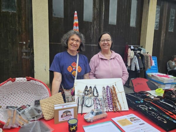 Véronique Blattner, présidente de l'association Les Enfants du Baobab, qui soutient une petite école de Madagascar. A ses côtés Kris bénévole, elles participaient dimanche au vide-greniers de l'Isle.