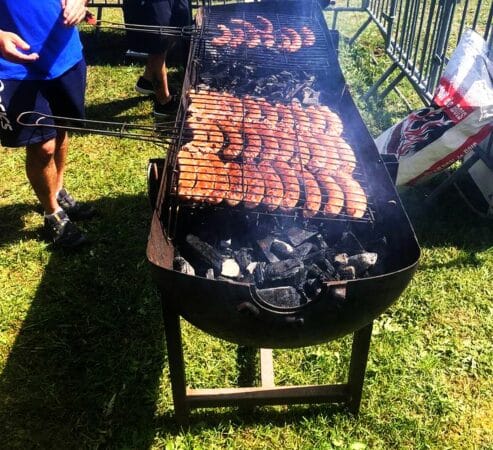 Grillades et finale du Top 14 à Peyrissas pour la fête de la Saint-Jean.