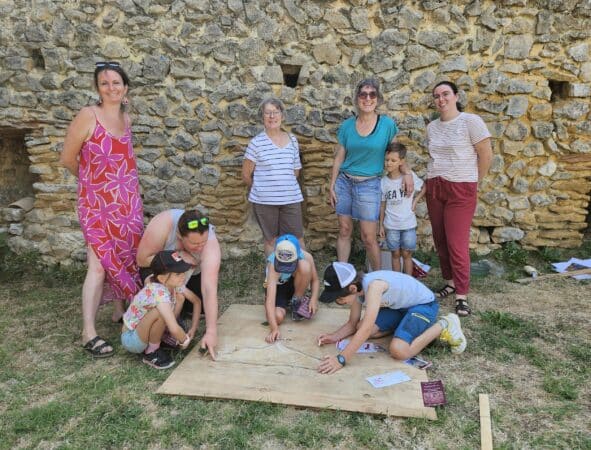 Visite guidée historique et atelier médiéval, une matinée ludique et instructive au château d'Aurignac (à g Magali Landais, à dr Elise Marzin).