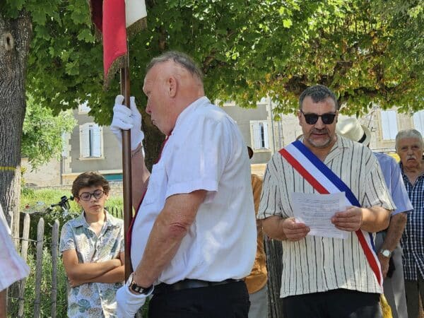 Recueillement à la commémoration du 14 juillet à Aurignac (au centre le maire J.M. Losego et à g Milan du conseil des jeunes)
