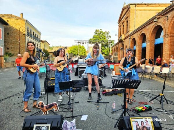 Le festival 31 notes d'été s'est arrêté à L'Isle pour une journée chaleureuse sous le signe de la musique et du patrimoine. (ukulélé quartet)