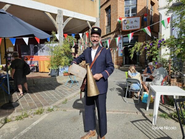 Emmanuel, crieur public à L'Isle en Dodon, une tradition ressuscitée pour le plus grand plaisir du public.
